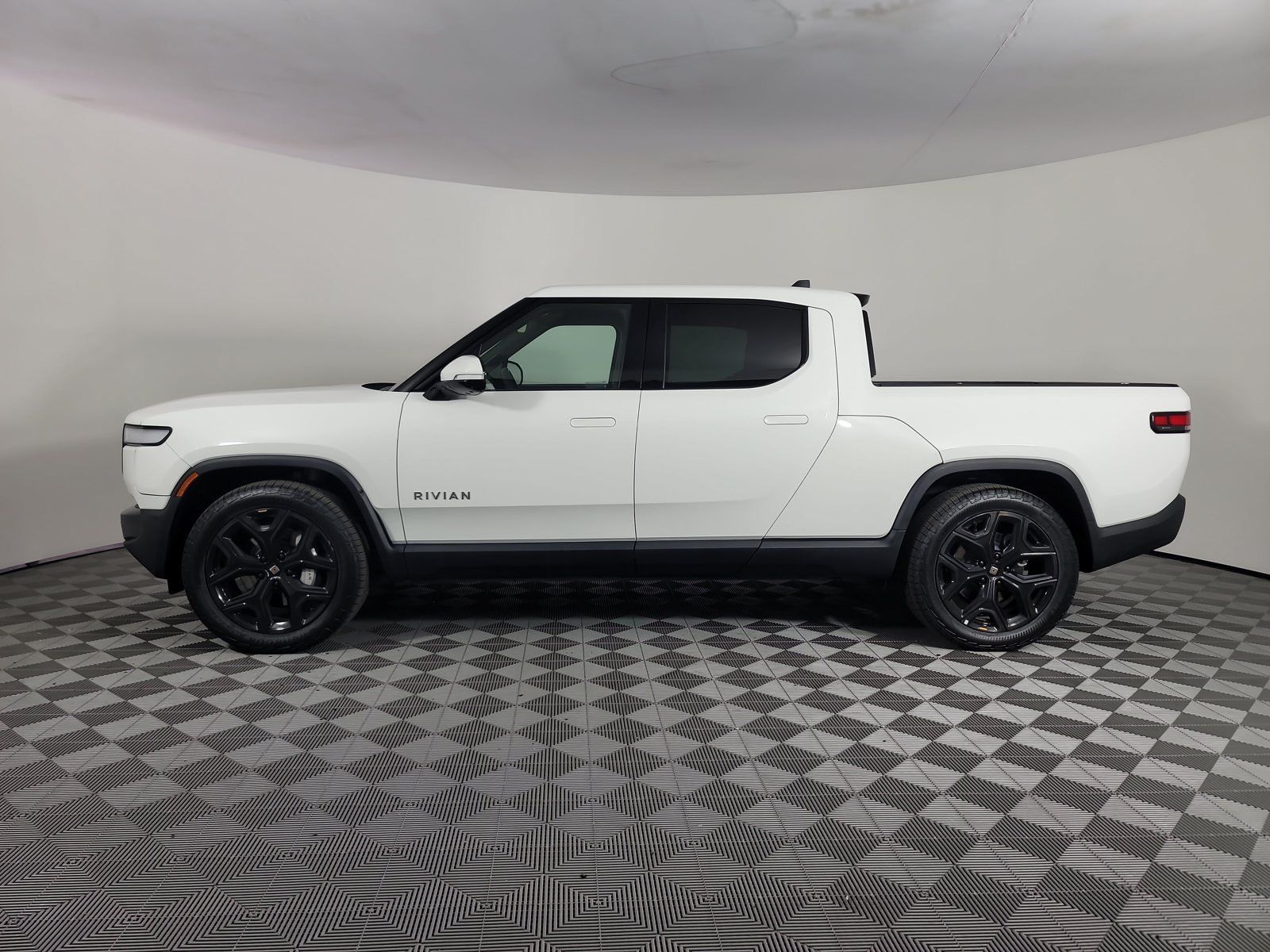 Used 2024 Rivian R1T Adventure Dual AWD/4WD image 2