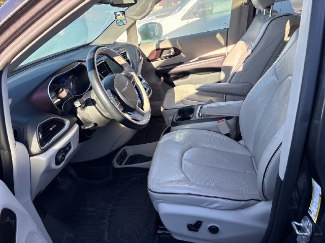 Used 2017 Chrysler Pacifica Limited FWD image 7