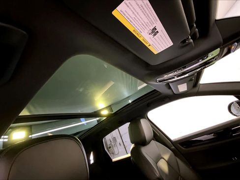 Used 2022 Porsche Cayenne w/ Premium Package image 20