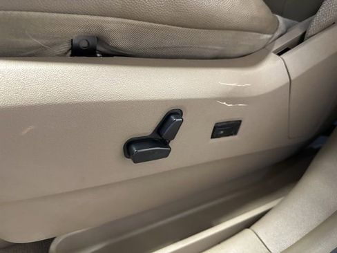 Used 2013 Chrysler Town & Country Touring-L w/ Driver Convenience Group image 8