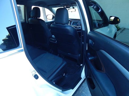 Used 2015 Toyota Highlander Plus FWD image 18