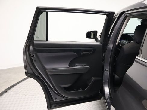 Used 2024 Toyota Highlander LE AWD/4WD image 21