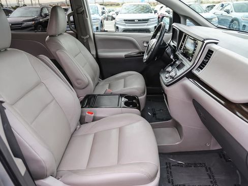 Used 2019 Toyota Sienna XLE image 16