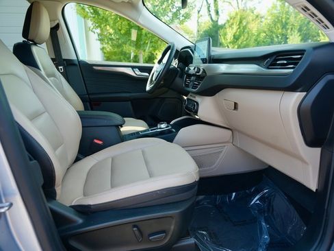 Used 2022 Ford Escape Titanium image 8