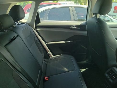 Used 2022 Volkswagen Taos SE FWD image 4