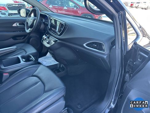 Used 2025 Chrysler Pacifica Select image 55