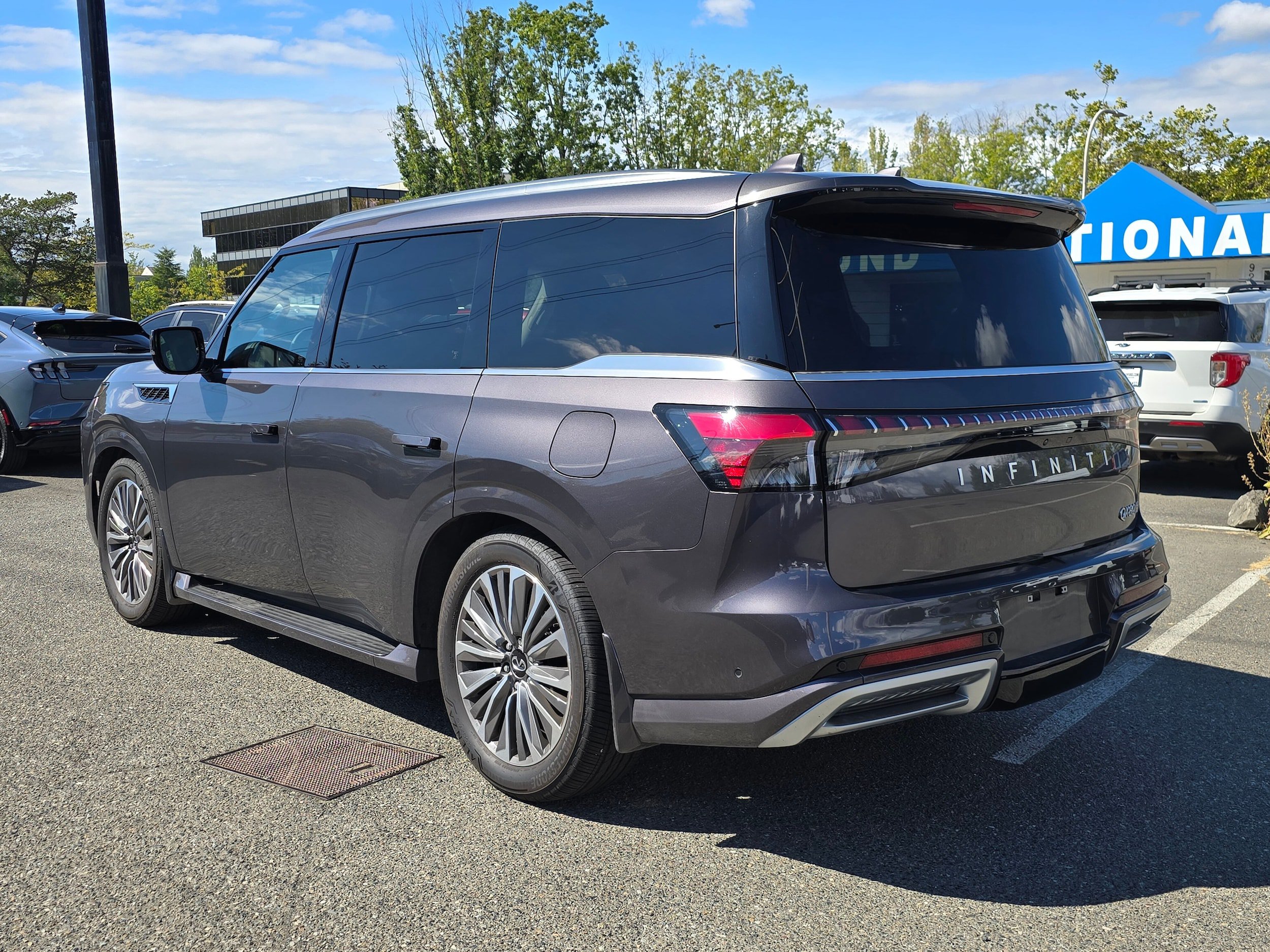 Used 2025 INFINITI QX80 Luxe AWD/4WD image 3