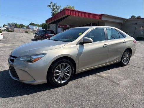 Used 2015 Toyota Camry SE w/ Moonroof Package FWD image 3