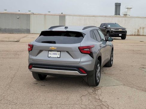 Used 2025 Chevrolet Trax LT FWD image 8