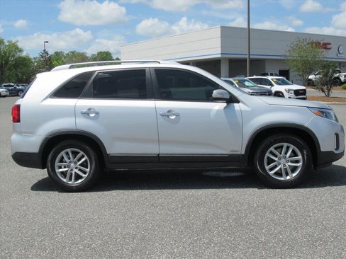 Used 2014 Kia Sorento LX image 2