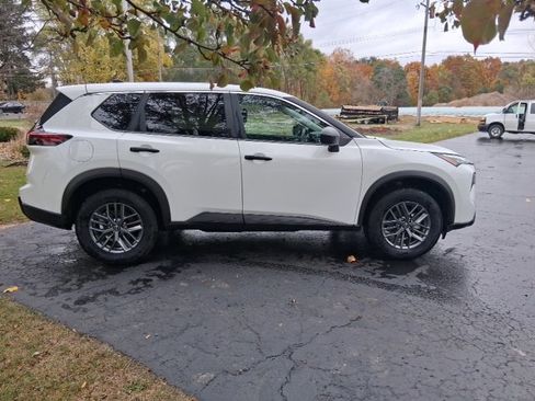 Used 2024 Nissan Rogue S image 5