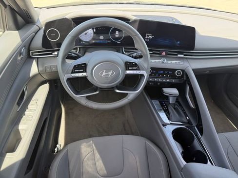 Used 2025 Hyundai Elantra SEL image 27
