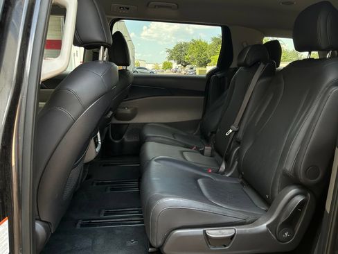 Used 2026 Kia Carnival FWD image 12