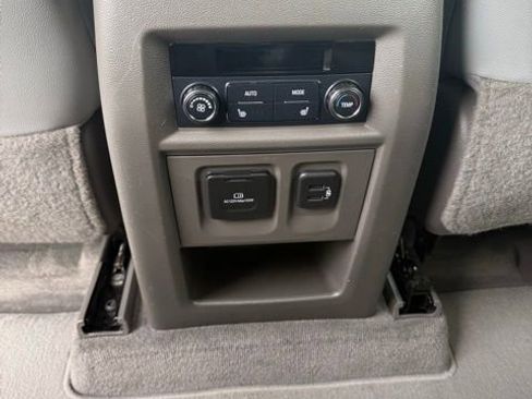 Used 2020 Chevrolet Traverse Premier image 38