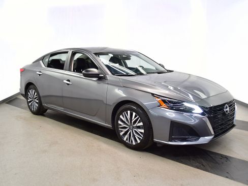 Used 2025 Nissan Altima 2.5 SV image 2