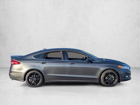 Used 2019 Ford Fusion SE w/ Equipment Group 151A FWD image 4