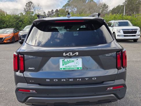 Used 2022 Kia Sorento S image 10