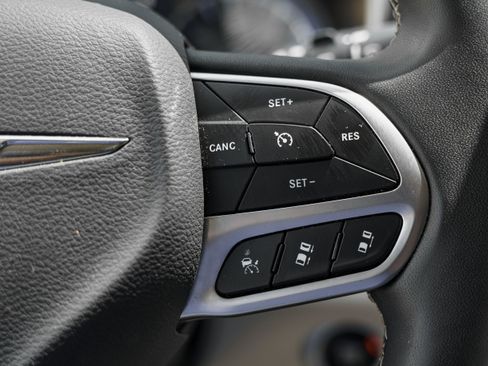 Used 2024 Chrysler Pacifica Touring-L FWD image 17