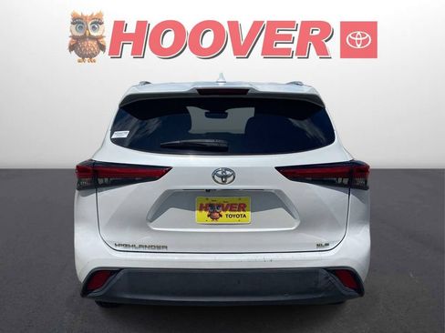 Used 2022 Toyota Highlander XLE FWD image 3