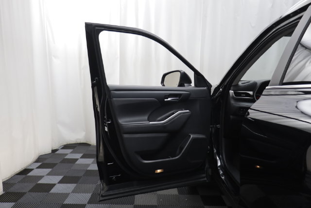 Used 2023 Toyota Highlander XLE AWD/4WD image 4