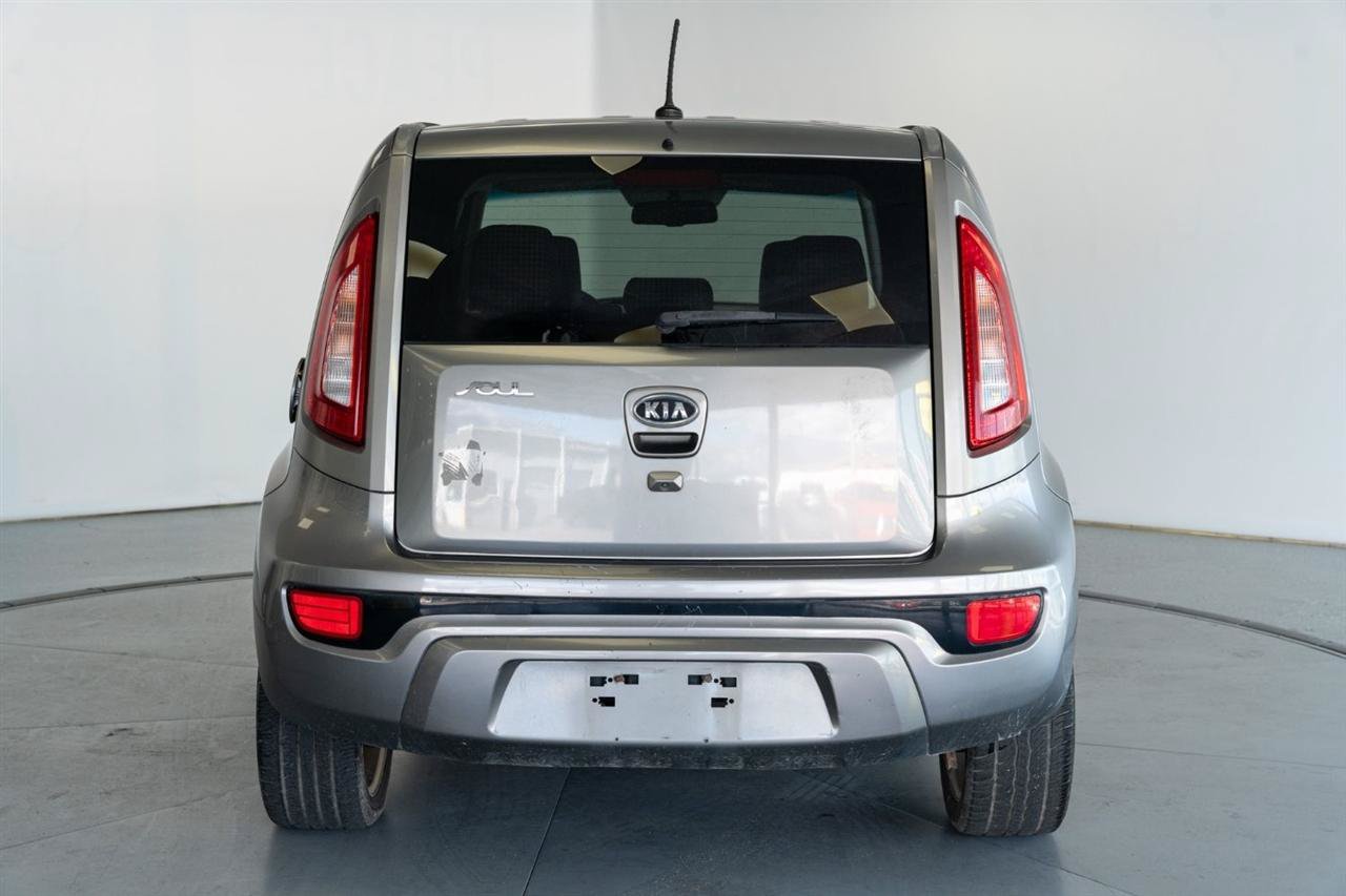 Used 2012 Kia Soul ! FWD image 6