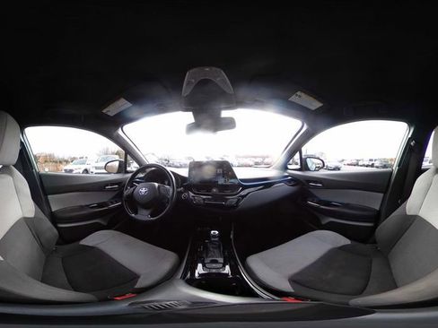 Used 2019 Toyota C-HR XLE image 30