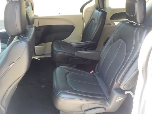 Used 2024 Chrysler Pacifica Touring-L image 13