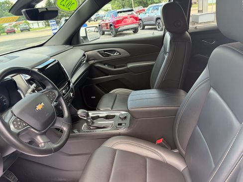 Used 2023 Chevrolet Traverse LT w/ LT Premium Package AWD/4WD image 9
