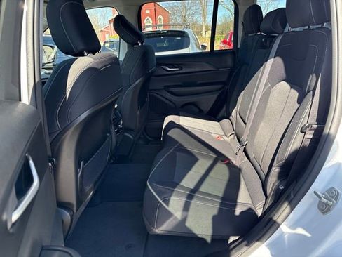 Used 2023 Jeep Grand Cherokee Laredo image 23