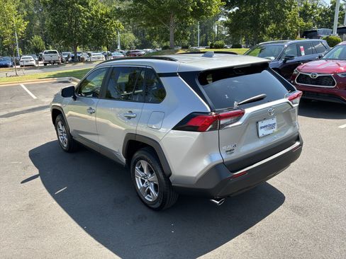 Used 2025 Toyota RAV4 XLE AWD/4WD image 8