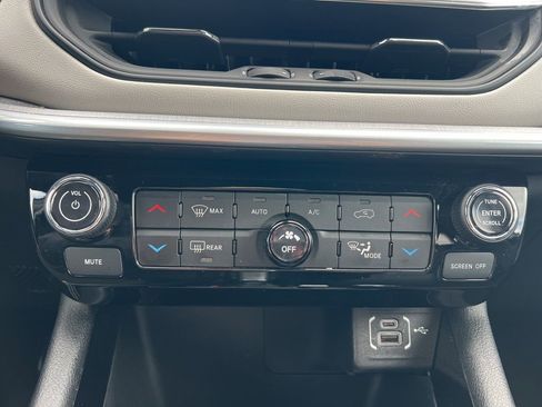 Used 2025 Jeep Compass Limited image 20