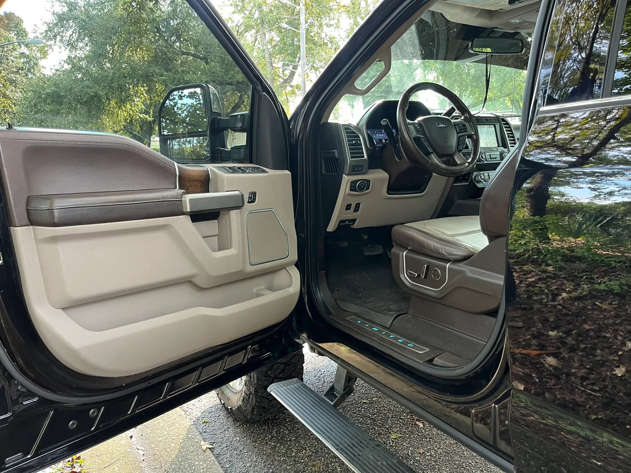 Used 2019 Ford F350 Limited AWD/4WD image 17