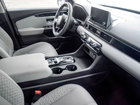 Used 2023 Honda Pilot LX image 4