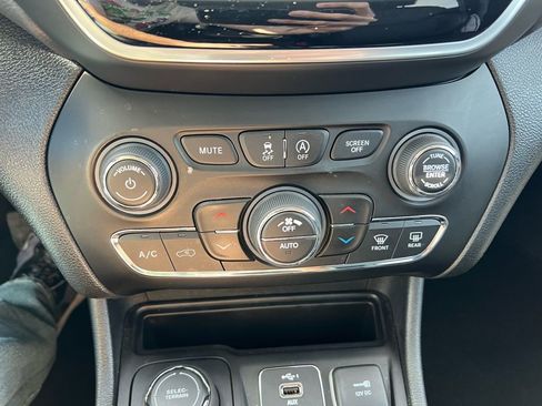 Used 2022 Jeep Cherokee Limited image 35