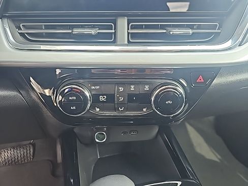 Used 2025 Chevrolet Trax LT w/ LT Convenience Package image 17