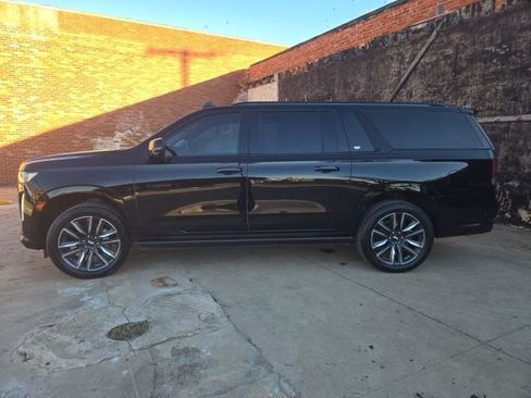Used 2022 Cadillac Escalade ESV Sport Platinum w/ Heavy-Duty Trailer Package AWD/4WD image 4