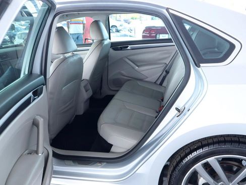 Used 2017 Volkswagen Passat 1.8T R-Line FWD image 28