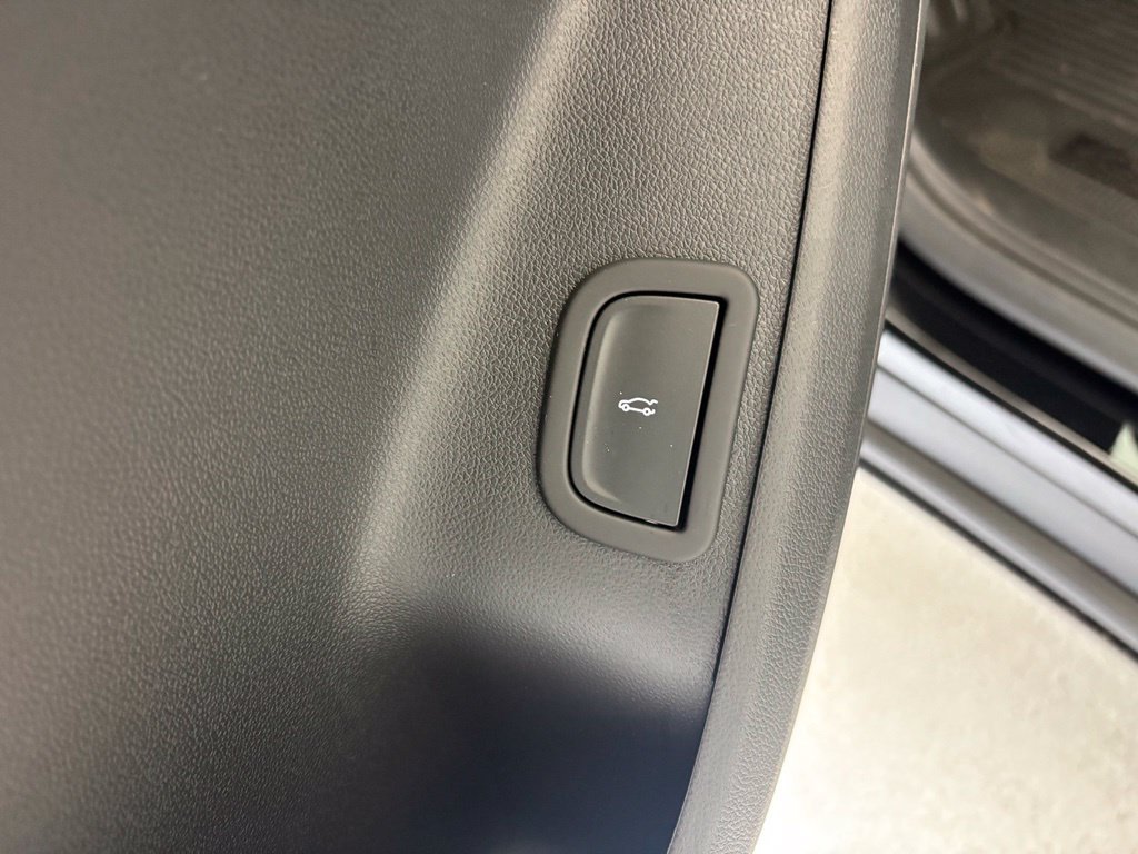 New 2027 Chevrolet Traverse LT w/ Driver Confidence Package FWD image 23