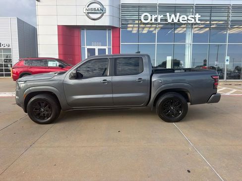 Used 2022 Nissan Frontier SV RWD image 2