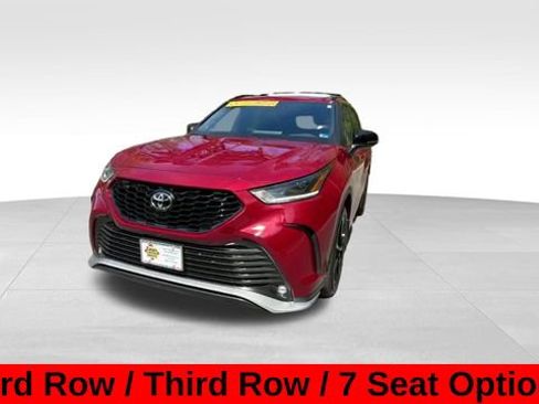 Used 2025 Toyota Highlander XSE image 2