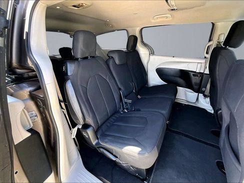 Used 2018 Chrysler Pacifica Touring Plus w/ Tire & Wheel Group FWD image 18