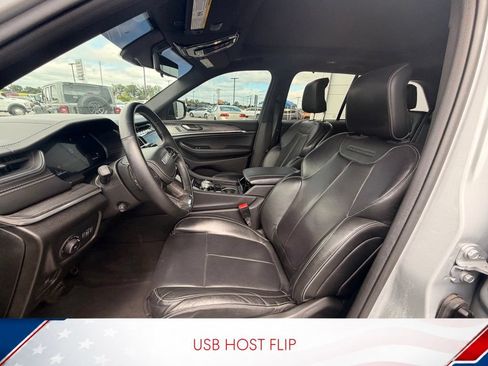 Used 2022 Jeep Grand Cherokee Overland w/ Luxury Tech Group IV AWD/4WD image 15
