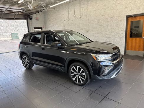 Used 2024 Volkswagen Taos SE FWD image 1
