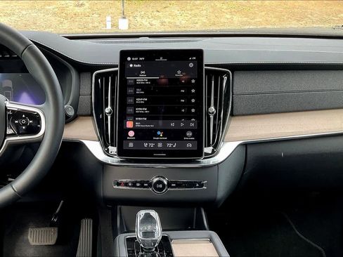 Used 2025 Volvo XC90 B5 Plus w/ Protection Package Premier image 9