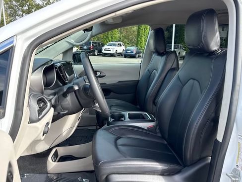 Used 2024 Chrysler Pacifica Limited FWD image 18