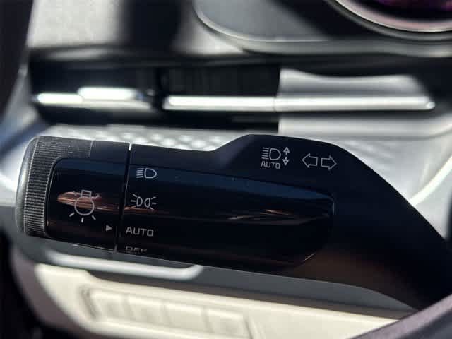 Used 2022 Kia Carnival LX FWD image 23