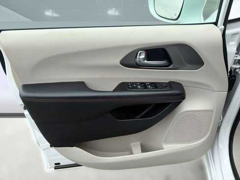 Used 2020 Chrysler Pacifica Touring FWD image 14