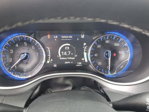 Used 2023 Chrysler Pacifica Touring-L w/ S Appearance Package image 11