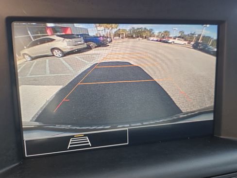 Used 2024 GMC Terrain SLE w/ Driver Convenience Package image 9