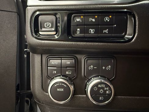 Used 2025 GMC Yukon Denali AWD/4WD image 15